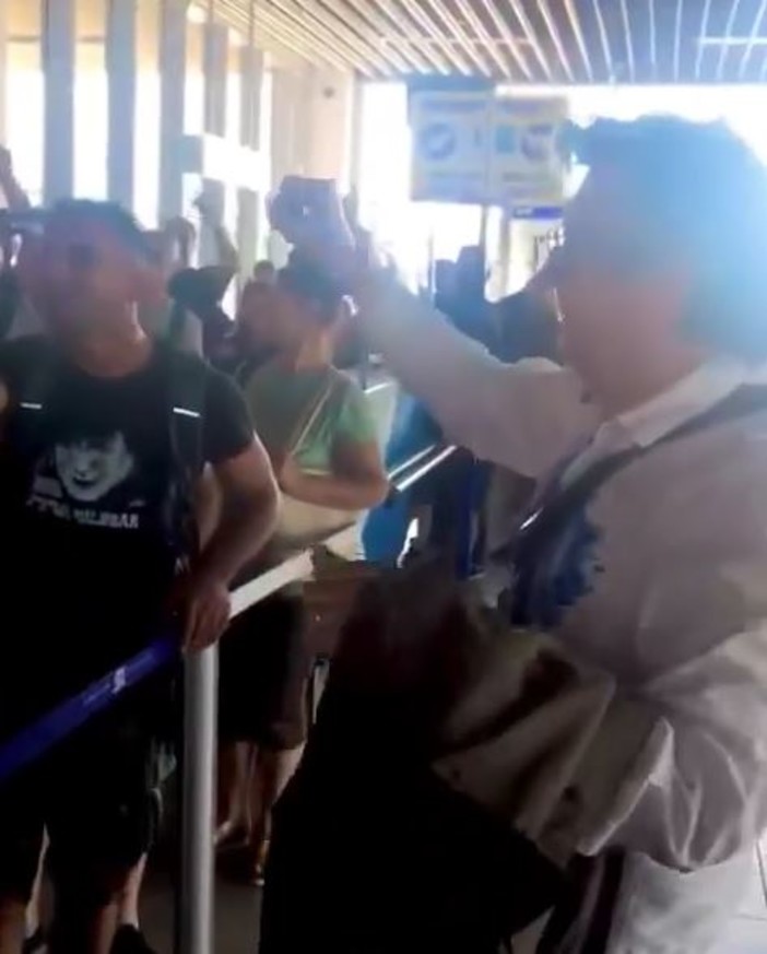 "Bobby Solo alè alè, sei meglio di De Andrè", i tifosi della Samp incontrano il cantante all'aeroporto (Video)