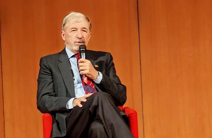 Infrastrutture e Logistica: Bucci rilancia Genova come hub globale, tra intermodalità e dati sottomarini Infrastrutture e Logistica: Bucci rilancia Genova come hub globale, tra intermodalità e dati sottomarini