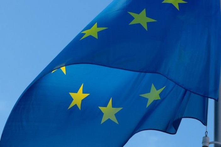 Filo Europa in piazza il 21 di marzo per distribire bandiere dell'Unione