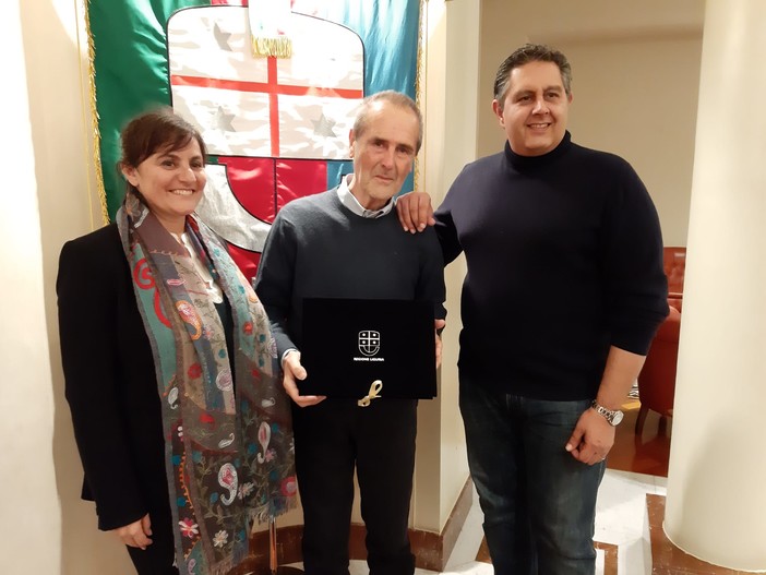 Bandiera della Regione Liguria al nefrologo Gian Marco Ghiggeri