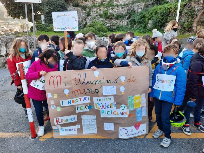 'M'illumino di meno': mille bimbi genovesi a scuola in bici per dire sì alla pace e ad una mobilità più sostenibile (Foto)