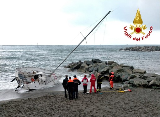 Pegli, due squadre dei vigili del fuoco per il naufragio della barca di ieri pomeriggio Pegli, due squadre dei vigili del fuoco per il naufragio della barca di ieri pomeriggio