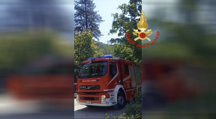 Incendio nel bosco di Acquasanta, l’intervento con l’elicottero dei vigili del fuoco (Video) Incendio nel bosco di Acquasanta, l’intervento con l’elicottero dei vigili del fuoco (Video)
