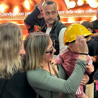 Ex Ilva, lo scatto di solidarietà: mamma e figlioletta insieme agli operai Ex Ilva, lo scatto di solidarietà: mamma e figlioletta insieme agli operai