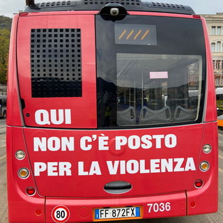 Giornata contro la violenza sulle donne: bus e Centri Antiviolenza nei capoluoghi per sensibilizzare