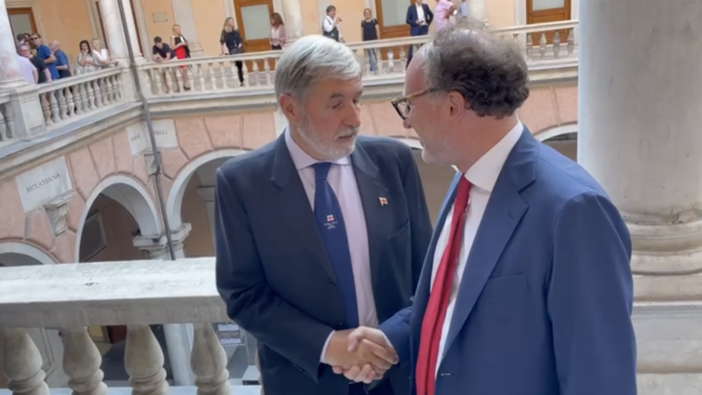 Dello Strologo raggiunge Bucci a Palazzo Tursi e si complimenta per la vittoria (Video)