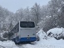 Bus finisce fuori strada e rimane bloccato nella neve: paura tra Urbe e Tiglieto