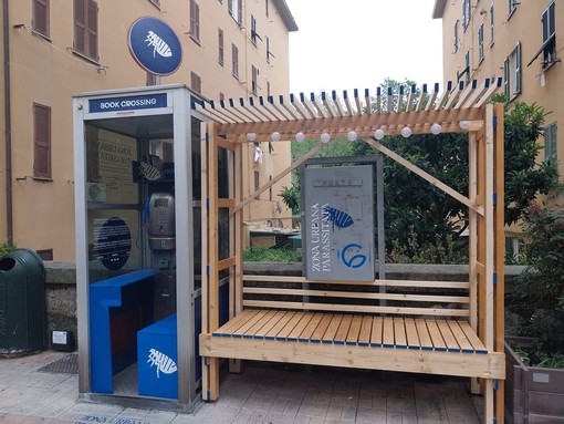 A San Gottardo la cabina telefonica diventa un book crossing: "Lascia, prendi, leggi"