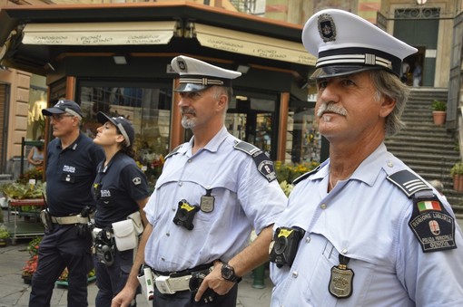 Venditore irregolare aggredisce vigile durante un controllo: arrestato Venditore irregolare aggredisce vigile durante un controllo: arrestato