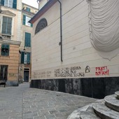 Centro Storico, ancora vandali in azione: imbrattata la parete della Basilica di San Siro