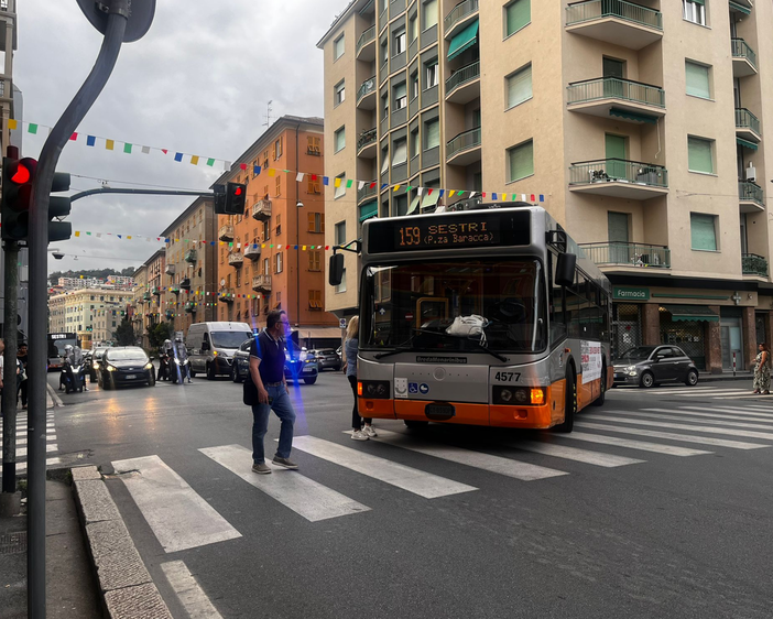 Bus si blocca in via Merano a Sestri Ponente, traffico in tilt e passeggeri costretti a scendere dai mezzi