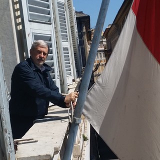 Bandiere a mezz'asta a Tursi per ricordare il naufragio della "London Valour" del 1970 Bandiere a mezz'asta a Tursi per ricordare il naufragio della "London Valour" del 1970