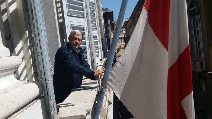 Bandiere a mezz'asta a Tursi per ricordare il naufragio della "London Valour" del 1970 Bandiere a mezz'asta a Tursi per ricordare il naufragio della "London Valour" del 1970