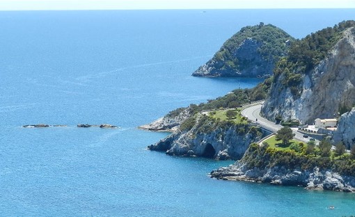 Bergeggi, condizioni stabili ma gravi per il dodicenne colpito da un cassonetto: proseguono le indagini
