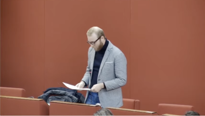 Omofobia, letta in Consiglio Comunale la lettera di denuncia scritta dal giovane aggredito: "Non mi sento mai libero di essere me stesso"