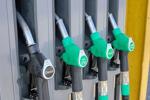 Boom costo dei carburanti: sui prezzi alle pompe l'occhio della Guardia di Finanza