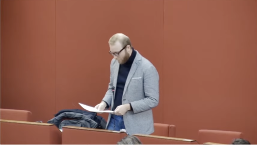 Omofobia, letta in Consiglio Comunale la lettera di denuncia scritta dal giovane aggredito: "Non mi sento mai libero di essere me stesso"