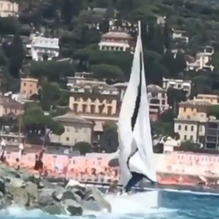 Santa Margherita Ligure, barca a vela in difficoltà tra gli scogli, paura per quattro giovani e il video diventa virale