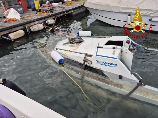 Imbarcazione semi affondata al Porto Antico, interviene il nucleo Sommozzatori dei Vigili del Fuoco