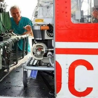 “Piume”: l’ex neonatologo del Gaslini racconta trent’anni di trasporti in volo