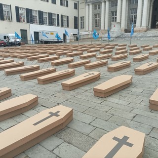 Piazza Matteotti, centoventisette bare come i morti sul lavoro in Liguria. Ronzoni (Uil Liguria): “Strage che non può rimanere silenziosa” Piazza Matteotti, centoventisette bare come i morti sul lavoro in Liguria. Ronzoni (Uil Liguria): “Strage che non può rimanere silenziosa”