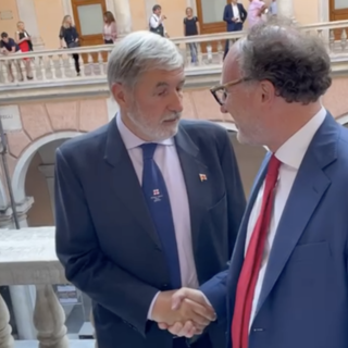 Dello Strologo raggiunge Bucci a Palazzo Tursi e si complimenta per la vittoria (Video)