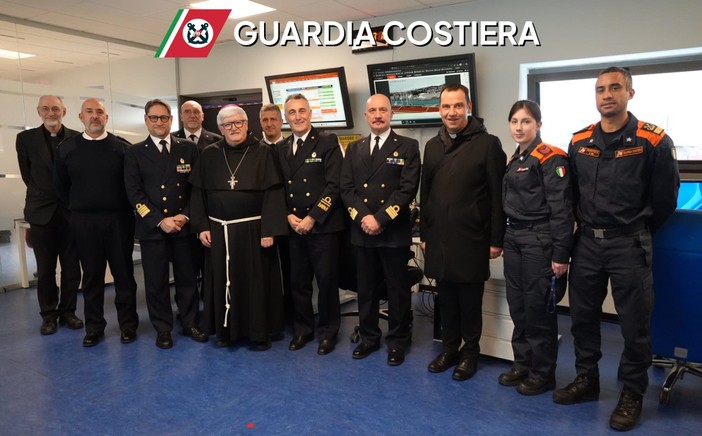 Natale in mare, la benedizione dell’arcivescovo Tasca ai marittimi collegati dalle navi