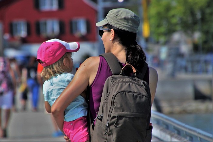 Pilastro della famiglia, ieri come oggi. Tanti auguri, Mamma Pilastro della famiglia, ieri come oggi. Tanti auguri, Mamma