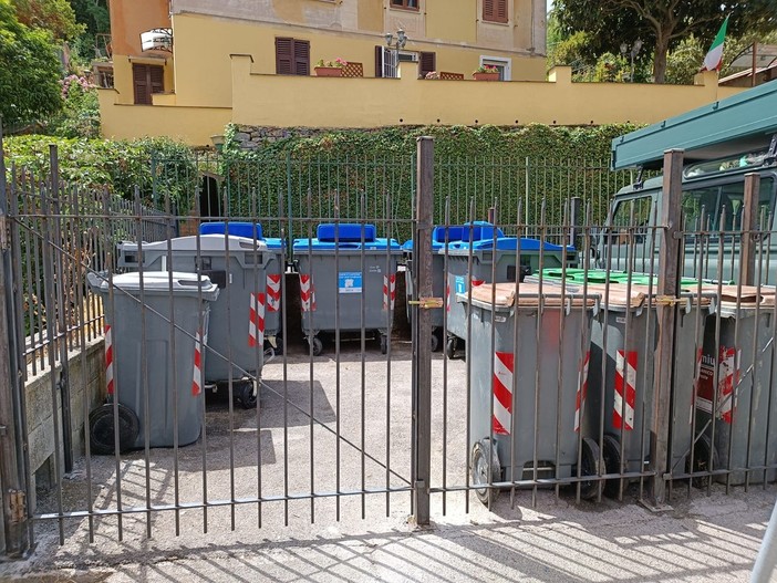 Recco, recintata la postazione dei cassonetti in via della Né Recco, recintata la postazione dei cassonetti in via della Né