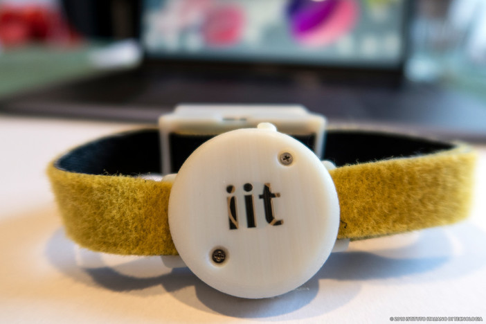 Iit: il braccialetto 'iFeel-You' per la fase 2 dell’emergenza misura la distanza di sicurezza e la temperatura corporea