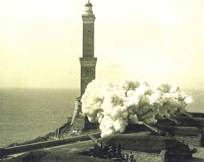 La batteria di San Benigno sotto la Lanterna di Genova, durante un'esercitazione di inizio '900