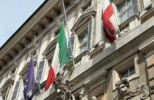 Morte Papa Francesco, a Palazzo Tursi bandiere a mezz'asta Morte Papa Francesco, a Palazzo Tursi bandiere a mezz'asta