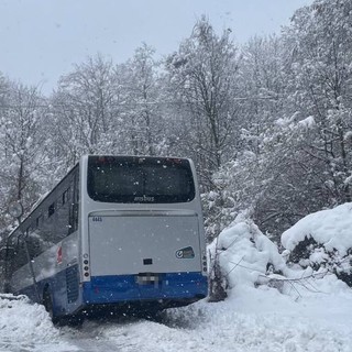 Bus finisce fuori strada e rimane bloccato nella neve: paura tra Urbe e Tiglieto