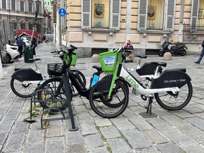 Bike sharing, basta parcheggi 'selvaggi' delle bici elettriche: scatta il piano per fermare il caos