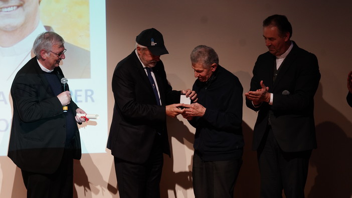 Il sindaco Marco Bucci ha conferito la medaglia “Città di Genova” all’Opera Don Bosco di Sampierdarena Il sindaco Marco Bucci ha conferito la medaglia “Città di Genova” all’Opera Don Bosco di Sampierdarena