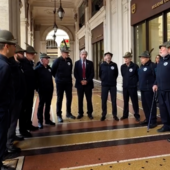 Bucci canta con gli Alpini sotto la Regione e rilancia l’appello: “Venite a Genova, vi aspettiamo” Bucci canta con gli Alpini sotto la Regione e rilancia l’appello: “Venite a Genova, vi aspettiamo”