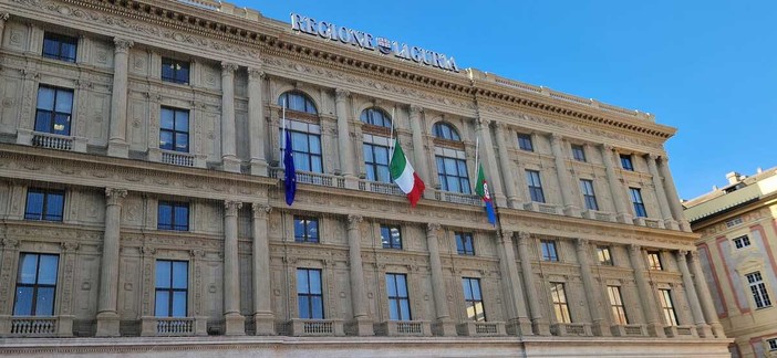 Lutto per i Carabinieri, bandiere a mezz'asta sul Palazzo della Regione Lutto per i Carabinieri, bandiere a mezz'asta sul Palazzo della Regione
