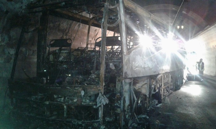 Lavori di ripristino nella galleria "Fornaci": code e rallentamenti sulla A10 Lavori di ripristino nella galleria "Fornaci": code e rallentamenti sulla A10