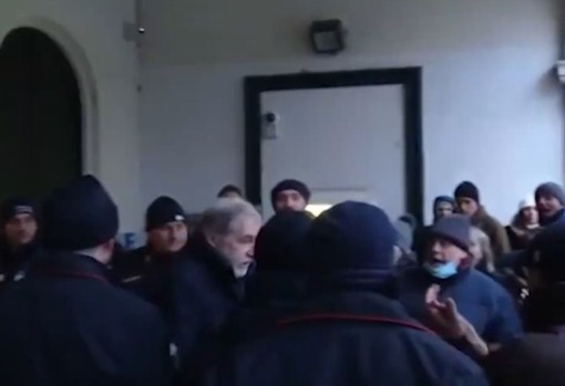 "Vergogna, non sei il nostro sindaco", Bucci contestato all'uscita del consiglio sui cassoni di Pra' "Vergogna, non sei il nostro sindaco", Bucci contestato all'uscita del consiglio sui cassoni di Pra'