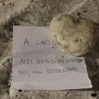 "A Carlo noi non dimentichiamo, noi non perdoniamo", messaggio trovato sul cippo in memoria di Carlo Giuliani