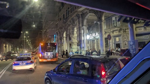 Genova, agente aggredita a morsi e rissa sul bus: arresti e denunce della Polizia Locale