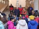 I bambini addobbano il cimelio d'alloro di Palazzo Tursi