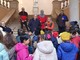 I bambini addobbano il cimelio d'alloro di Palazzo Tursi I bambini addobbano il cimelio d'alloro di Palazzo Tursi