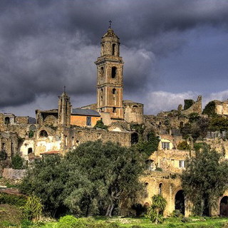 Rischio sgomberi per Bussana Vecchia, i 5 Stelle chiedono l'intervento delle istituzioni