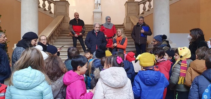 I bambini addobbano il cimelio d'alloro di Palazzo Tursi I bambini addobbano il cimelio d'alloro di Palazzo Tursi