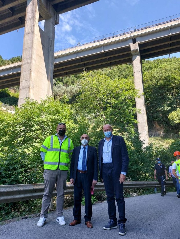 A Bogliasco la visita dell'ispettore del ministero delle Infrastrutture e del direttore di Aspi: cinque anni di lavori attesi per il viadotto Rio Burchi