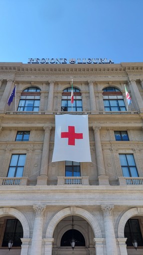 Il Palazzo di Regione Liguria espone la bandiera della Croce Rossa, resterà fino all’8 maggio