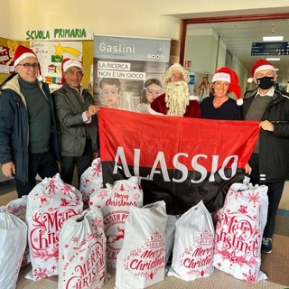 Dalla Baia del Sole al Gaslini: Babbo Natale del Milan Club Alassio consegna 13 sacchi di doni per i piccoli pazienti