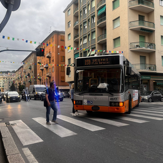 Bus si blocca in via Merano a Sestri Ponente, traffico in tilt e passeggeri costretti a scendere dai mezzi