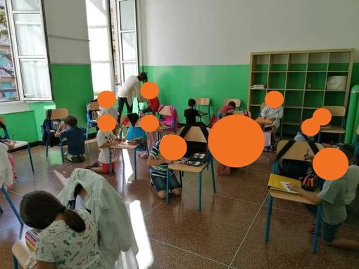Primo giorno di scuola senza banchi per una scuola genovese, Toti: "Immagine non degna di un Paese civile" Primo giorno di scuola senza banchi per una scuola genovese, Toti: "Immagine non degna di un Paese civile"